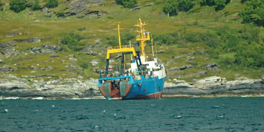 GRUNNSTØTTE: Det lyktes å trekke tråleren «Kokshaysk» av grunn tidlig fredag morgen. Det var i 06-tiden torsdag morgen at HRS fikk melding om at båten var gått på grunn utenfor Arnøya i Nord-Troms.