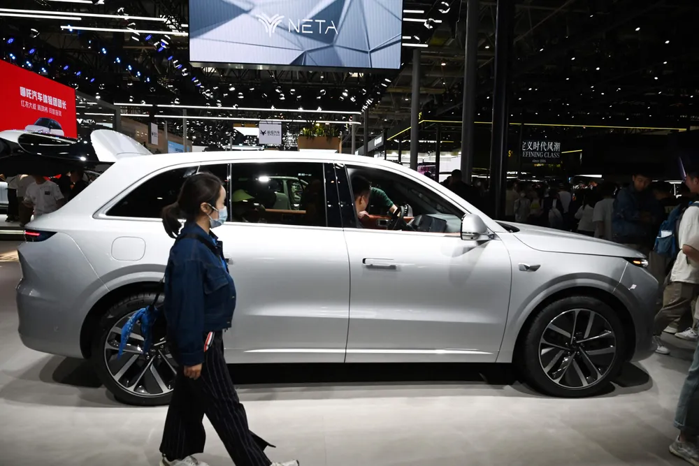 Den kinesiske elbilprodusenten Li Auto stuper ved børsene i USA og Hongkong etter å ha lagt frem et skuffende kvartalsresultat. Her fra selskapets stand på Beijing Auto Show i Beijing i begynnelsen av mai.