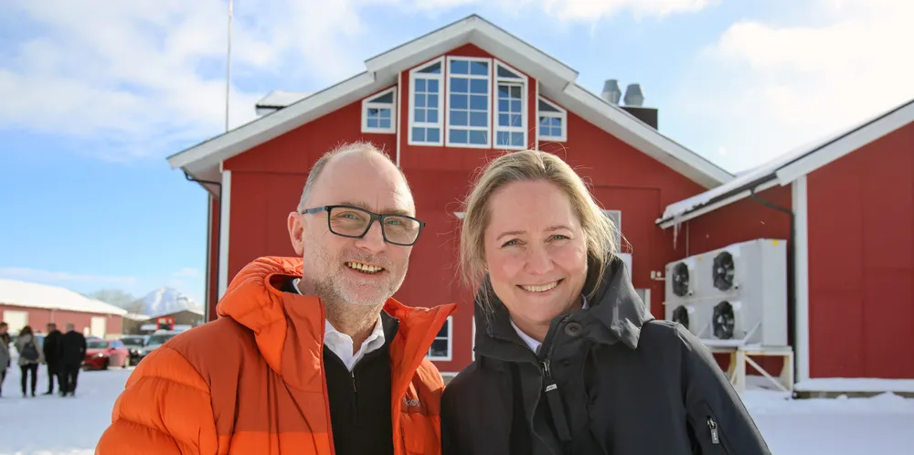 Michael Lockert og Vårin Lassesen i Myre Kystdrift bygger den første båten i verden som skal kombinere snurrevadfiske og bløgging av laks.