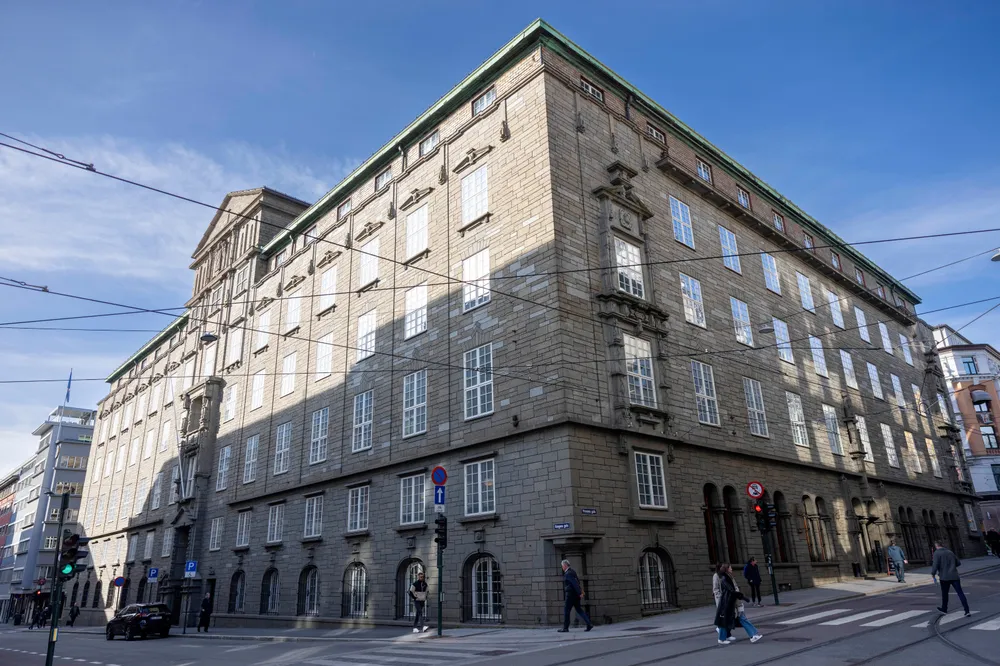 Eiendommen Telegrafen i Kongens gate 21 ble kjøpt av et Arctic Securities-syndikat for tre år siden. Nå er det full krise etter den bratte renteoppgangen.