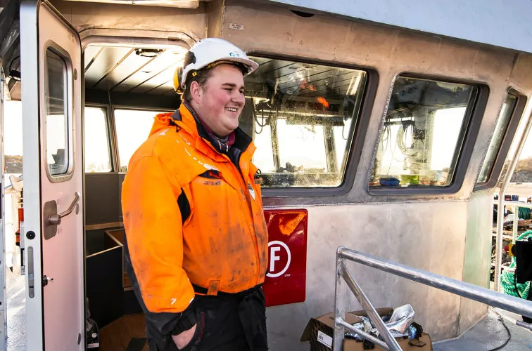 Jacob Edvard Heløy på dekk på egen båt, «Heløygutt V».