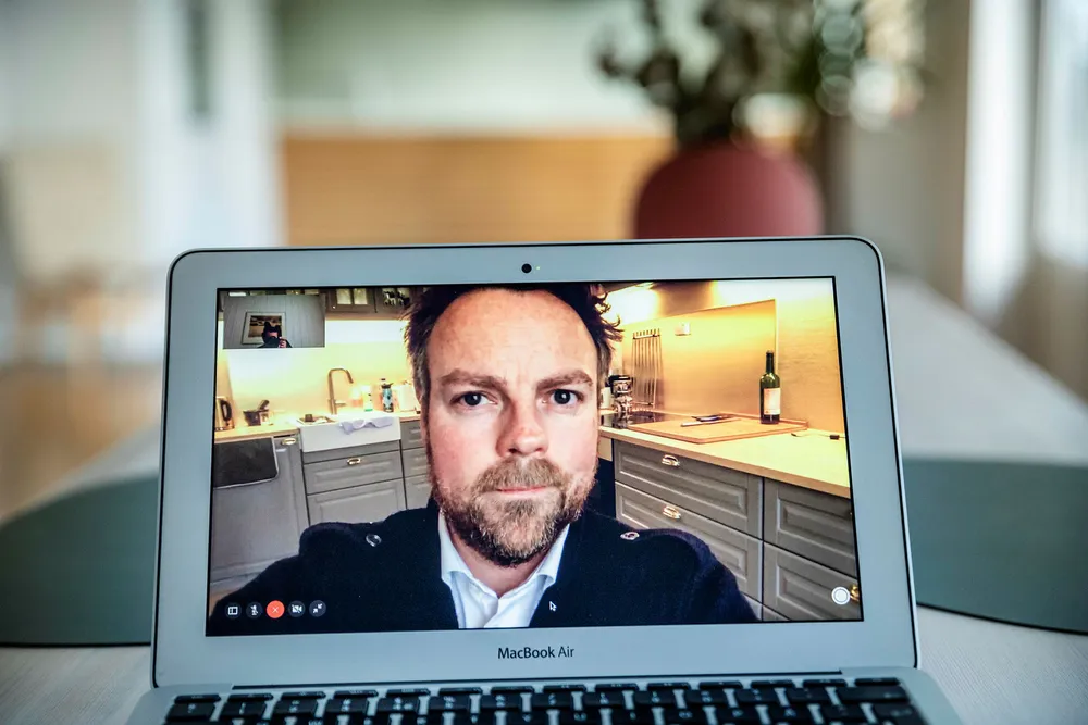 Arbeidsminister Torbjørn Røe Isaksen blir intervjuet fra hjemmekarantene av DN. Han fikk tidligere i uken påvist koronasmitte.