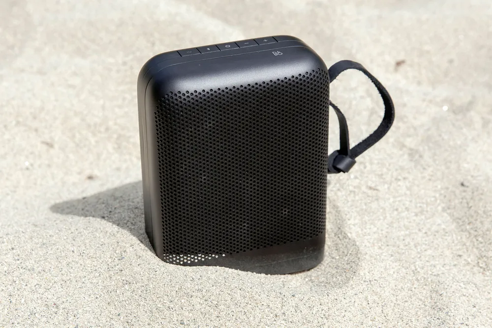 Beoplay P6 er en liten høyttaler med stort trykk. Over 215 watt med lyd pumpes ut av grillene på hver side av høyttaleren. Foto: Magnus Eidem
