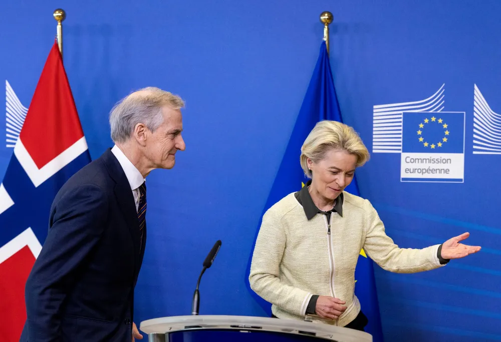 Europakommisjonens president Ursula van der Leyen viser statsminister Jonas Gahr Støre vei under et møte i Brussel.