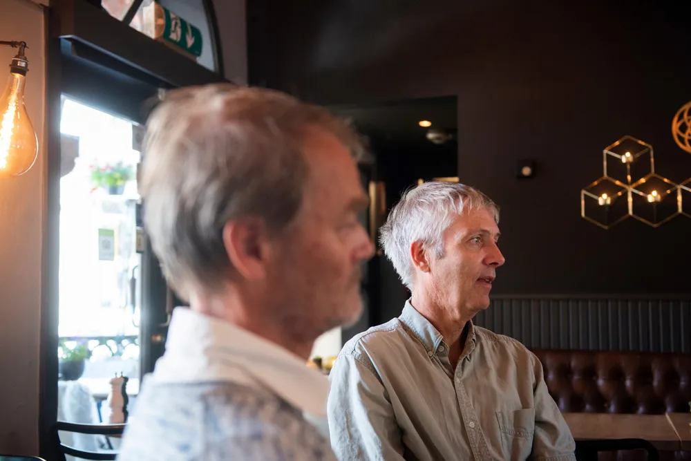 Knut Røed (til venstre) og Steinar Holden argumenterer i kronikk i DN 22. februar for å beholde den midlertidige ekstra arbeidsgiveravgiften på høye inntekter og redusere avgiften på lavere inntekter.
