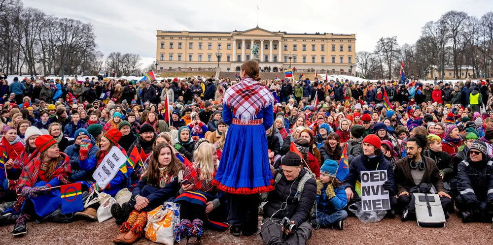 Aksjonister protesterte i vinter i Oslo mot vindturbinene på Fosen. Først om et år kan en ny utredning om saken være klar.