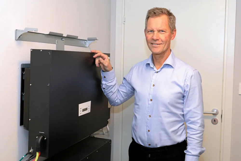 Jon Helsingeng, nordisk sjef i Eaton, lever av å selge batterier og andre bokser som kan bidra til bedre strømstyring. Han etterlyser nettselskap som inntar en mer aktiv rolle for å øke strømkundenes fleksibilitet.