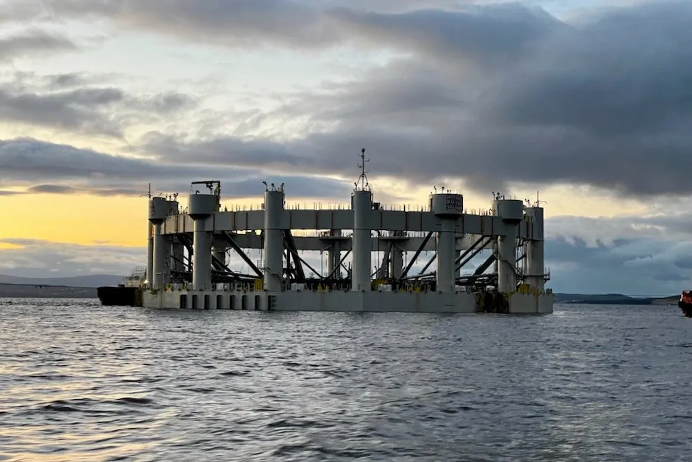 Arctic Offshore Farming har etter rømmingen i november hatt utfordringer med lus på lokaliteten Fellesholmen. Nå får selskapet kritikk fra flere hold.