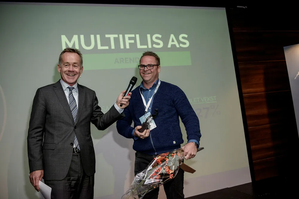 Sjefredaktør i Dagens Næringsliv, Amund Djuve (til venstre), hedret mandag Petter Aksel Birkeland med årets gasellepris for Aust-Agder etter en vekst på 1427 prosent for selskapet Multiflis de siste fire årene. Foto: Jacob Buchardt