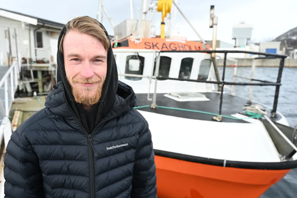 Henrik Raanes fra Frøya leverer fisk til Torsvågbruket.