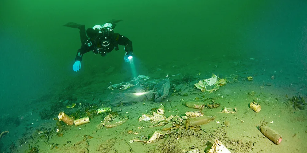Plasten blir liggende på havbunnen i 400 til 500 år. Plastfritt Hav vil gjerne ha den opp fra havet.