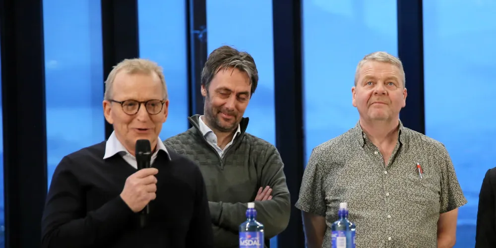 Støvlene tramper i utakt i Fiskarlaget. Sindige Kåre Heggebø (foran) må mekle, nå som Fiskebåts Christian Halstensen (i midten) og Nord Fiskarlags Roger Hansen (til høyre) er i full klinsj.