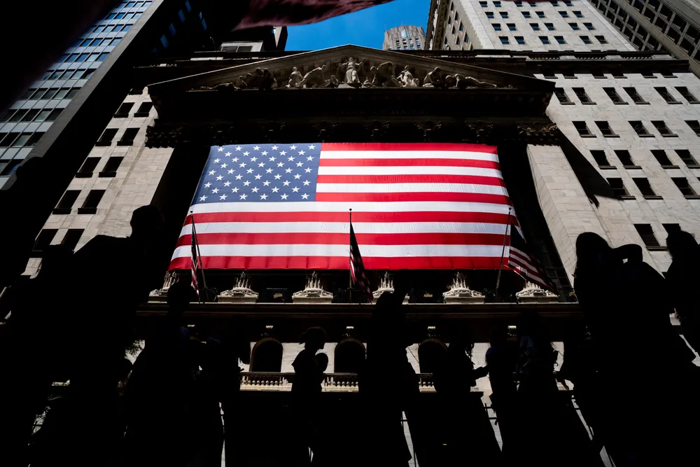 Wall Street i New York. Fredag kom ferske tall som viser at det nå blir skapt langt flere nye jobber enn ventet i USA.