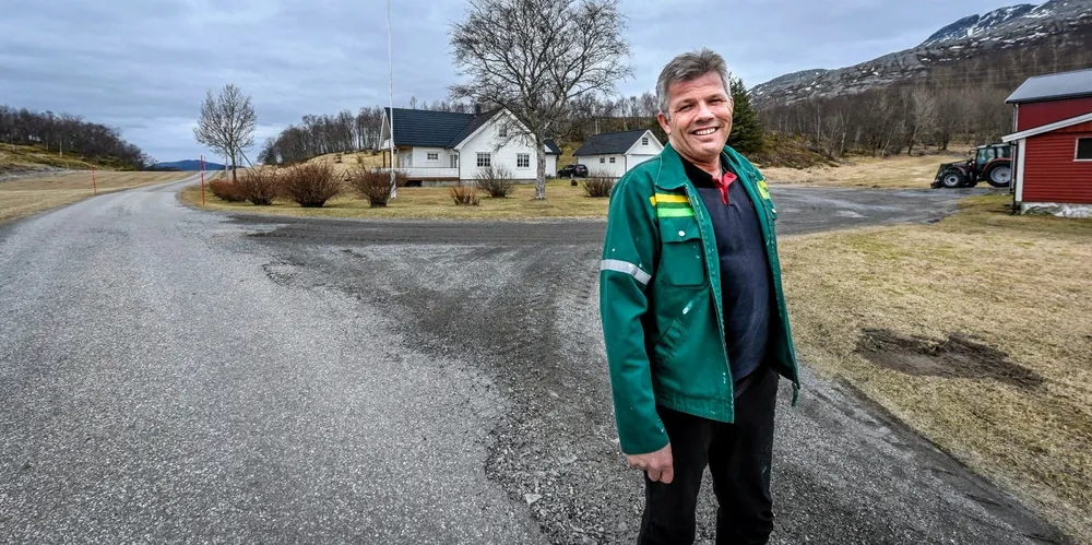 Gårdbruker og statsråd Bjørnar Skjæran fotografert foran gården hjemme på Lurøy i Nordland.