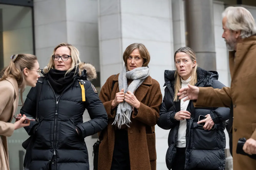 Advokat Bettina Thaulow Harto (fra venstre), Schibsted-arvingene Susanne, Karina og Margrete Nagell-Erichsen, som saksøker farens stiftelse Blommenholm Industrier, og styreleder i Stiftelsen Tinius, Ole Jacob Sunde utenfor Oslo tingrett.