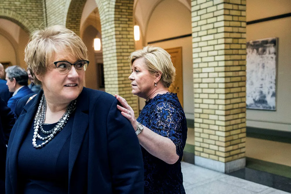 Siv Jensen kan gi Trine Skei Grande en gave fredag.