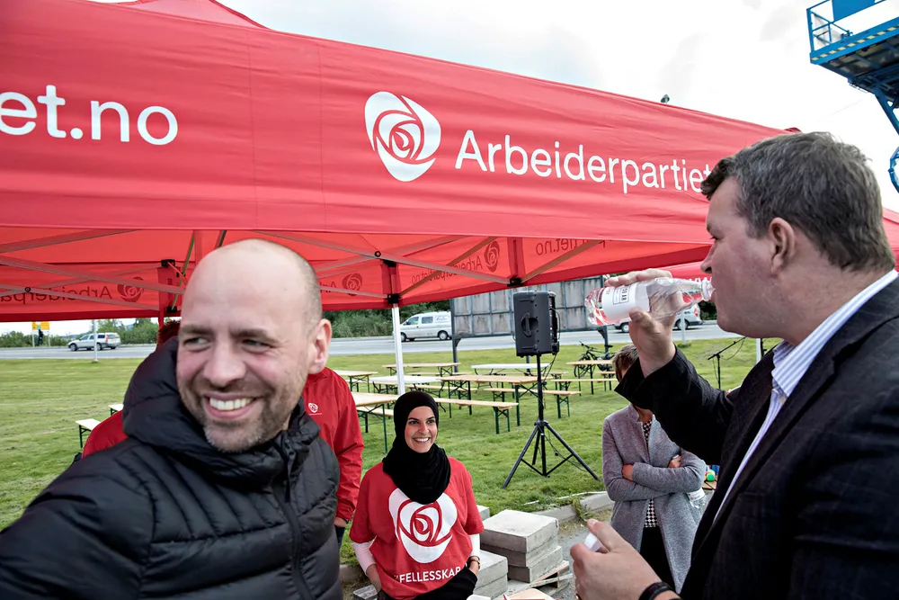 – Folk skal merke allerede første dag at det blir forandring og forbedring i arbeidslivet, sier Aps Arild Grande (til venstre). Her på stemmejakt i Verdal i 2017 sammen med LO-sjef Hans-Christian Gabrielsen og Fatima Almanea.