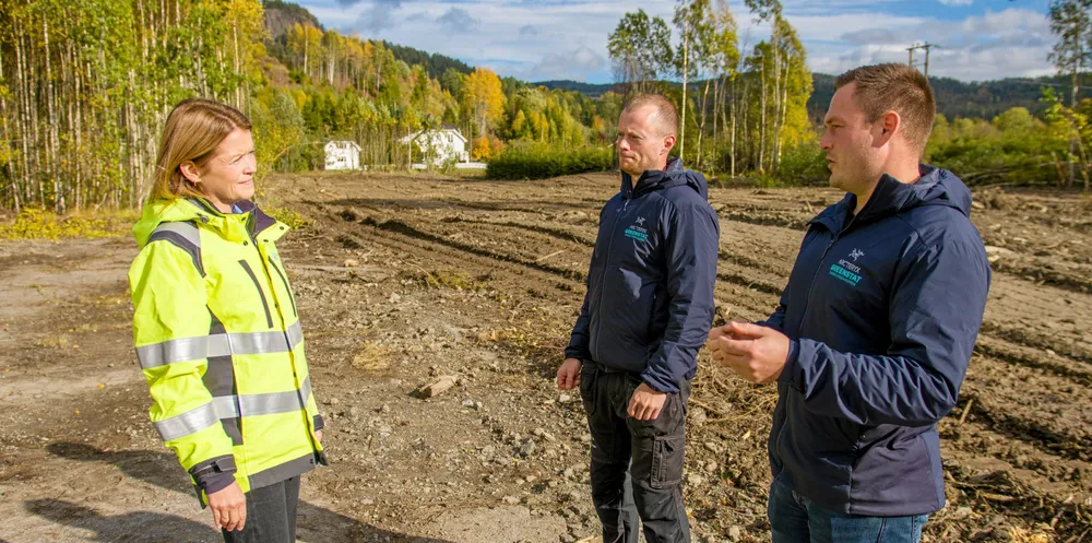 Skagerak Kraft og Greenstat vil bygge solkraftverk på Hvarnes i Larvik. Kristin Håland Helgerud, leder for strategiutvikling i Skagerak Kraft, og Sveinung Isaksen og Sebastian Farmen i Greenstat Installation på den aktuelle tomten i Hvarnes.