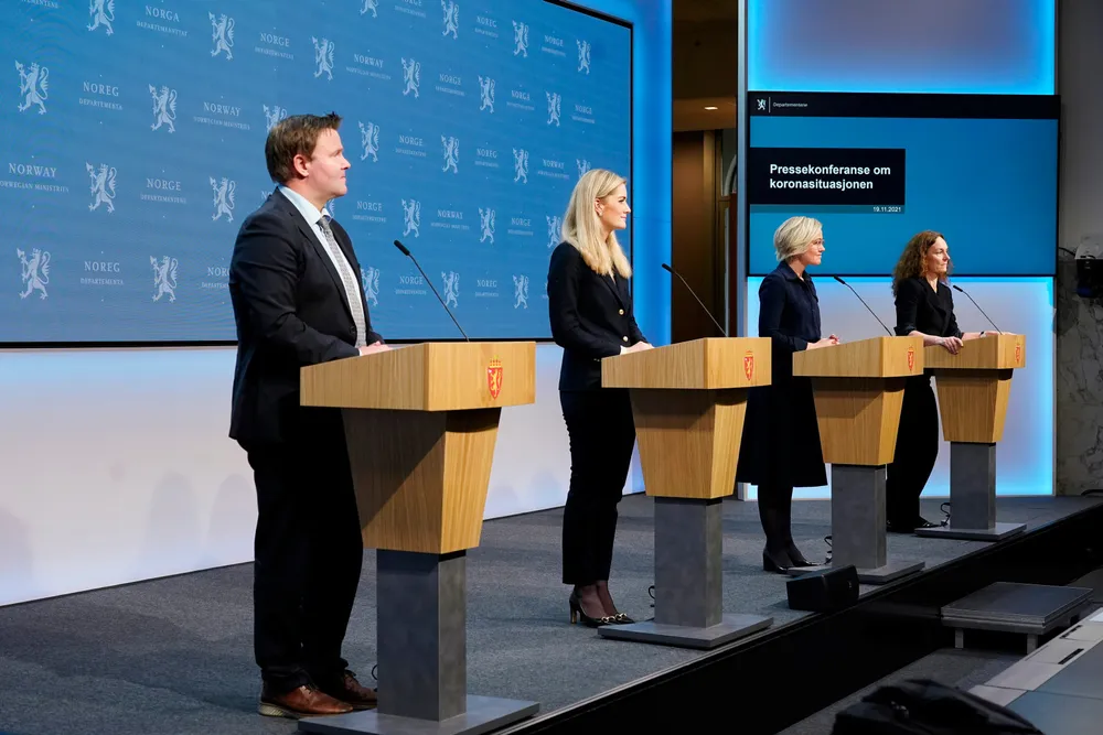 To nye tilfeller av den nye virusvarianten Omikron er bekreftet påvist i Norge. Her fra pressekonferansen til regjeringen tidligere denne måneden.
