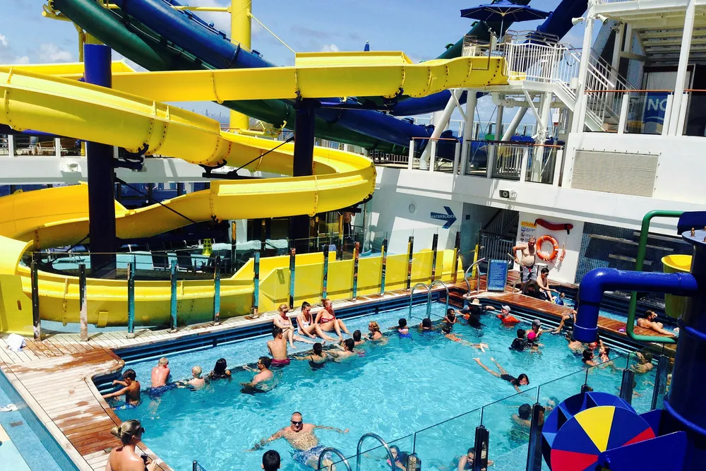 Cruiseskip med 4.000 passasjerer «strandet» på havet på grunn av Irma