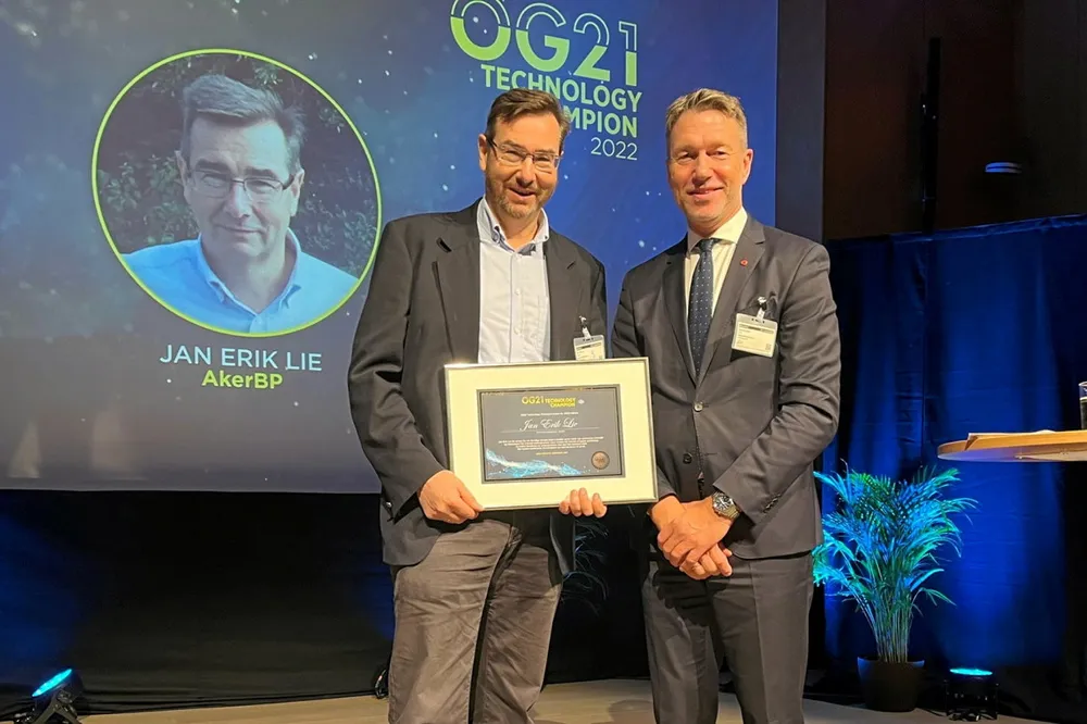 Geofysiker Jan Erik Lie (t.v.) fra AkerBP fikk overrakt prisen av olje- og energiminister Terje Aasland (Ap).