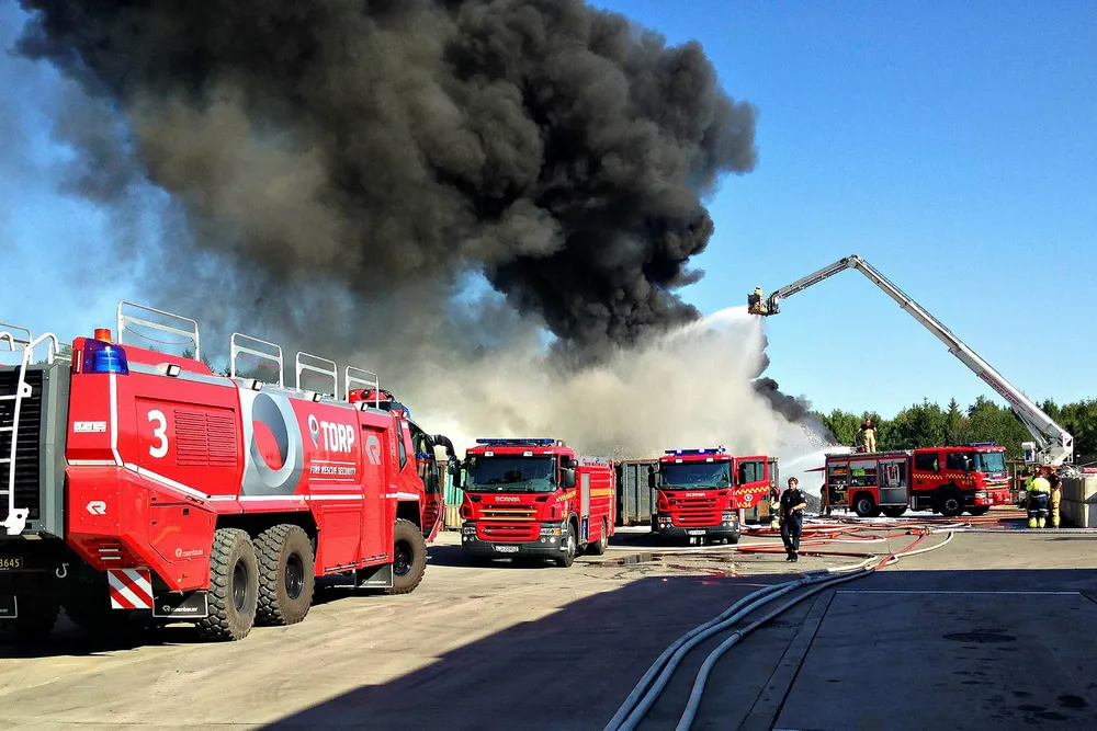 Forsikringsselskapenes utbetalinger for næringslivsbranner økte med 70 prosent i første halvår. Bildet er fra en brann ved resirkuleringsbedriften Revac i 2014 Foto: Vestfold Interkommunale Brannvesen