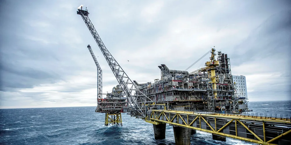 Å elektrifisere olje- og gassinstallasjoner vil redusere CO2-utslippene, men det vil også øke strømkostnadene på land.