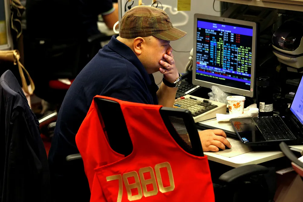 Demand concern: rising Covid-19 cases offset a weaker US dollar as prices rose and then fell in early trade