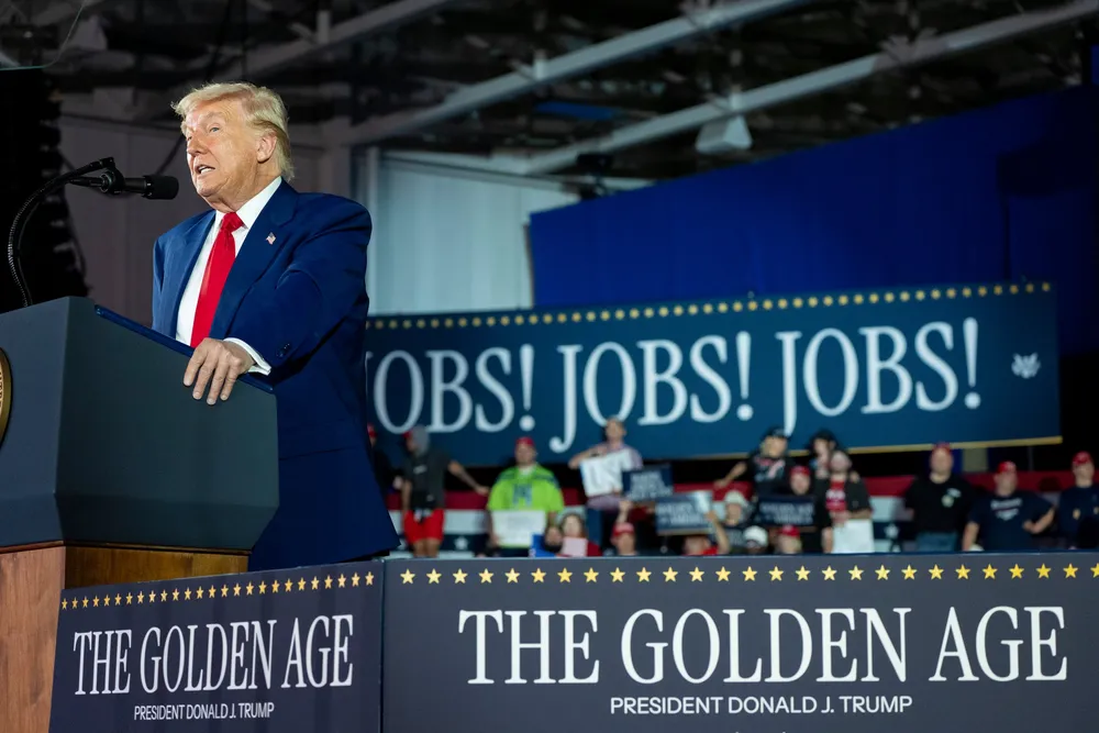 President Donald Trump ved talerstolen på Macomb County Community College utenfor Detroit tirsdag kveld.