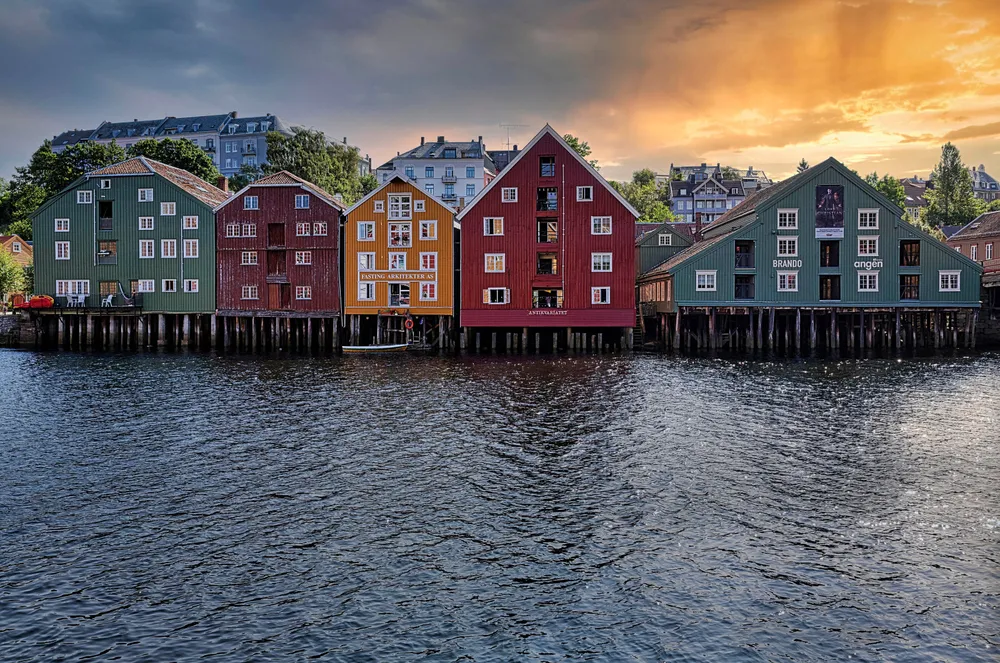 Strømkundene i Trondheim nyter godt av de lave prisene i området, mens produsentene sliter med å bli kvitt vannet sitt.
