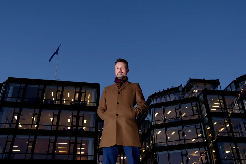Claes Watndal i Mentis Cura signerer gigantkontrakt i Tokyo mandag sammen med bransjeveteran og styreleder Jan Fikkan. Her fotografert før avreise, på Aker Brygge.