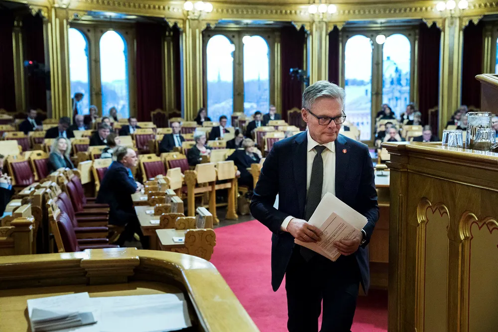 – Frp synes det er naturlig at presidentskapet tar initiativ til en ny vurdering av hvor mye penger det er riktig at stortingsgruppene skal få til driften, sier Frps parlamentariske leder nå om pengestøtten til partienes stortingsgrupper.