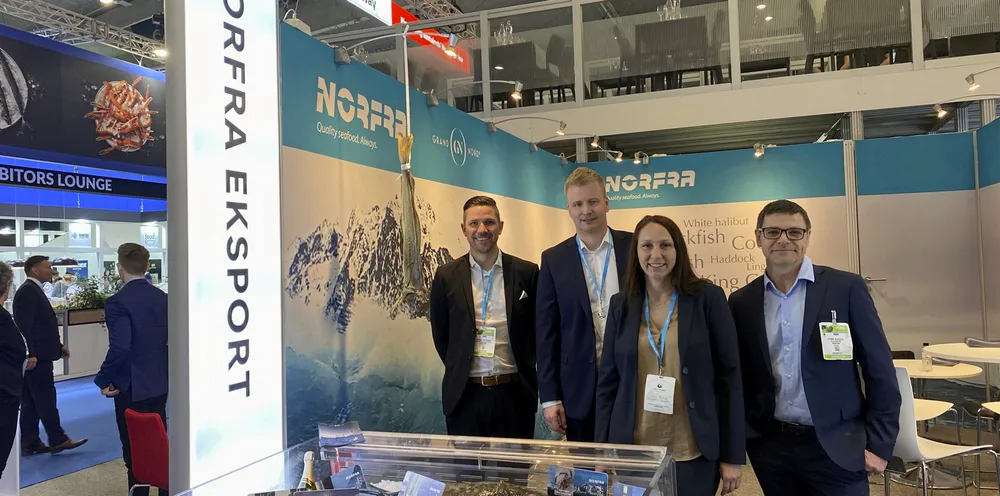 Norfra Eksport stiller med flere ansatte på stand på messe i Barcelona. Salgssjef Frode Eliassen (t.h.) sier det er fint å være tilbake på messe for å treffe kunder.