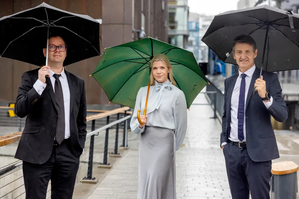 Klare for en «rainy day»: Sjeføkonom Marius Gonsholt Hov (til venstre), makroøkonom Karine Alsvik og rente- og valutastrateg Nils Kristian Knudsen justerer prognosene, og venter fire rentekutt fra Norges Bank neste år.