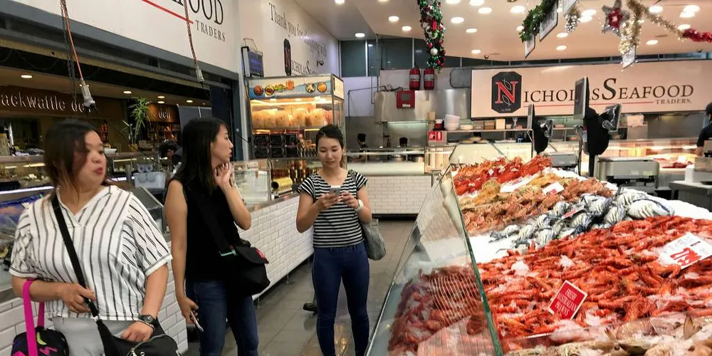 KVALITETSSTEMPEL: Det er gledelig å se at folk over hele verden mener at det er et kvalitetsstempel når sjømaten i butikkene er merket med «Seafood from Norway».Illustrasjonsfoto: Øystein Hage