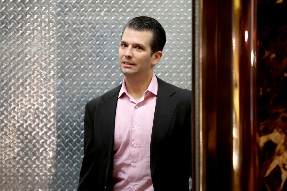 Donald Trump Jr., son of President-elect Donald Trump, looks out from an elevator as he arrives at Trump Tower, Thursday, Nov. 17, 2016, in New York. (AP Photo/Carolyn Kaster) Foto: Carolyn Kaster