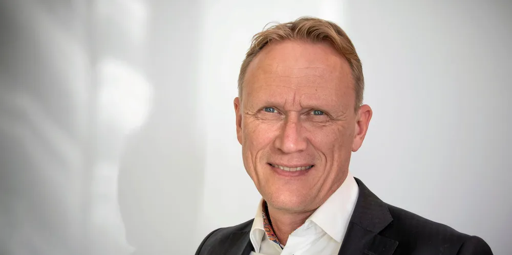 Elmera-sjef Rolf Barmen må konstatere at kundene har blitt færre det siste året, og at de bruker veldig mye mindre strøm. Likevel øker netto omsetning fra forbrukermarkedet hos selskapene i Elmera Group.