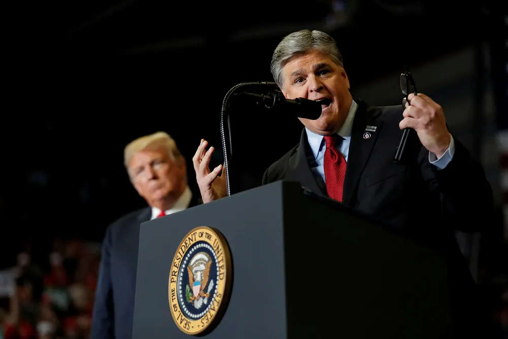 Sean Hannity får refs av arbeidsgiveren Fox News etter å ha snakket ned sine kollegaer på et av president Donald Trumps folkemøter i Cape Girardeau, Missouri mandag.