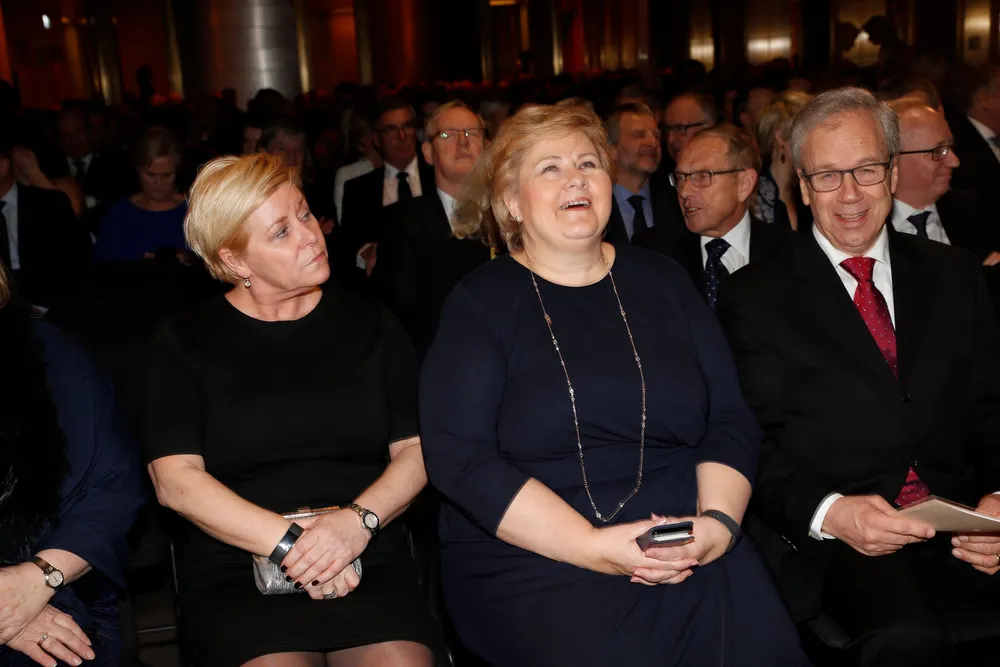Daværende finansminister Siv Jensen (fra venstre) og statsminister Erna Solberg senket inflasjonsmålet fra 2,5 til 2,0 prosent. Her sammen med daværende sentralbanksjef Øystein Olsen. Hvilket år ble målet endret?