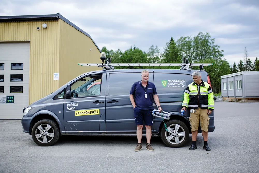 Driftsleder for vann og avløp Jarl Magne Grefstad og arbeidsleder for vann Tore Svoren i Nannestad viser frem vannsprederen de konfiskerte på vannkontroll. Nå er det totalforbud mot vanning i kommunen. Foto: Nicklas Knudsen