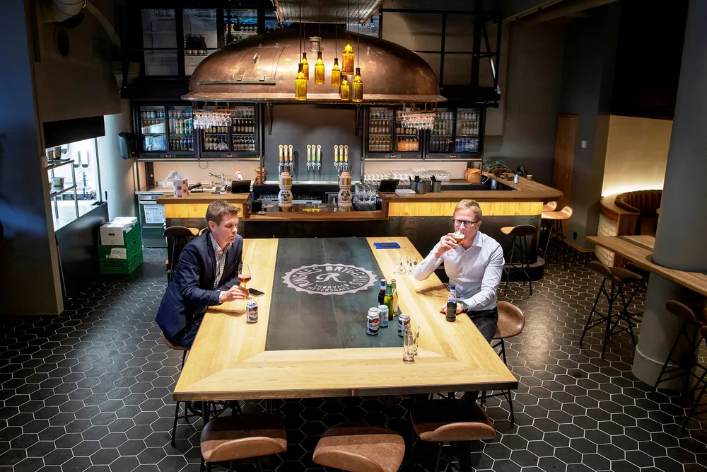Ringnes har gjort flere grep for å møte bølgen av nye mikrobryggerier. Her Ringnes-sjef Anders Røed (til høyre) og kommunikasjonssjef Nicolay Bruusgaard i det nye brygghuset som Ringnes har etablert i sine opprinnelige lokaler på Grünerløkka.