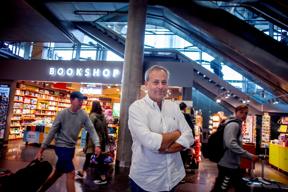 At Tanum har monopol på å selge bøker på Gardermoen, synes Juritzen er ekstra ille ettersom Egeland-familiens aktivitetsbok er en bok for familier på reise. Her utenfor Tanum ved ankomsthallen på Gardermoen.
