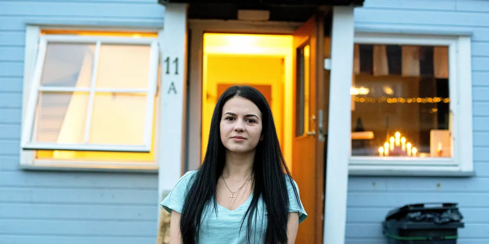 KARANTENE: Madalina Andreea Sitaru (24) kom til Myre i Vesterålen fra Onesti i Romania første nyttårsdag. Her må hun sitte ti dager i karantene før hun kan ta fatt på sin femte sesong som arbeider ved Myre fiskemottak.