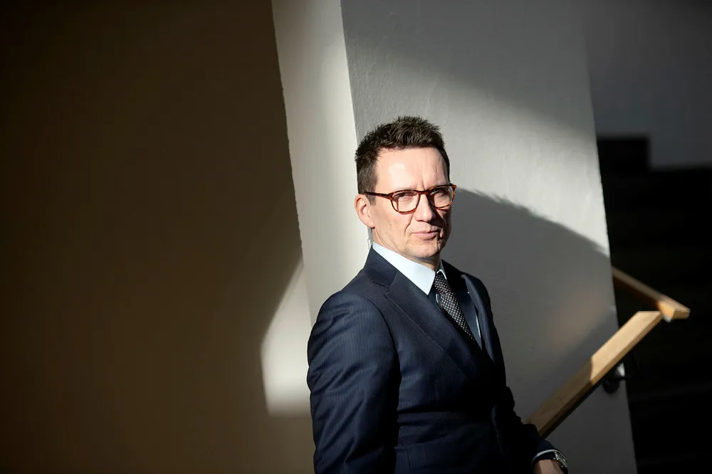 Jusprofessor Morten Kinander får ikke helt tak på hvorfor styret ved Oslo Børs så sterkt har stilt seg bak det laveste budet på Oslo Børs.