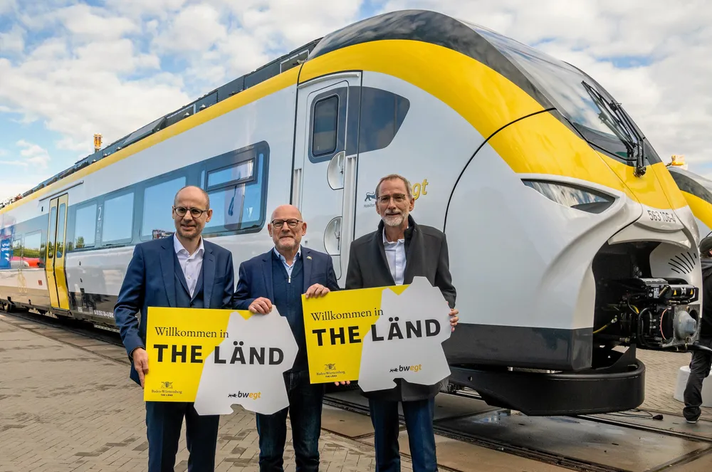 Baden-Württemberg transport minister Winfried Hermann and colleagues with a Siemens Mireo Plus B battery hybrid train.
