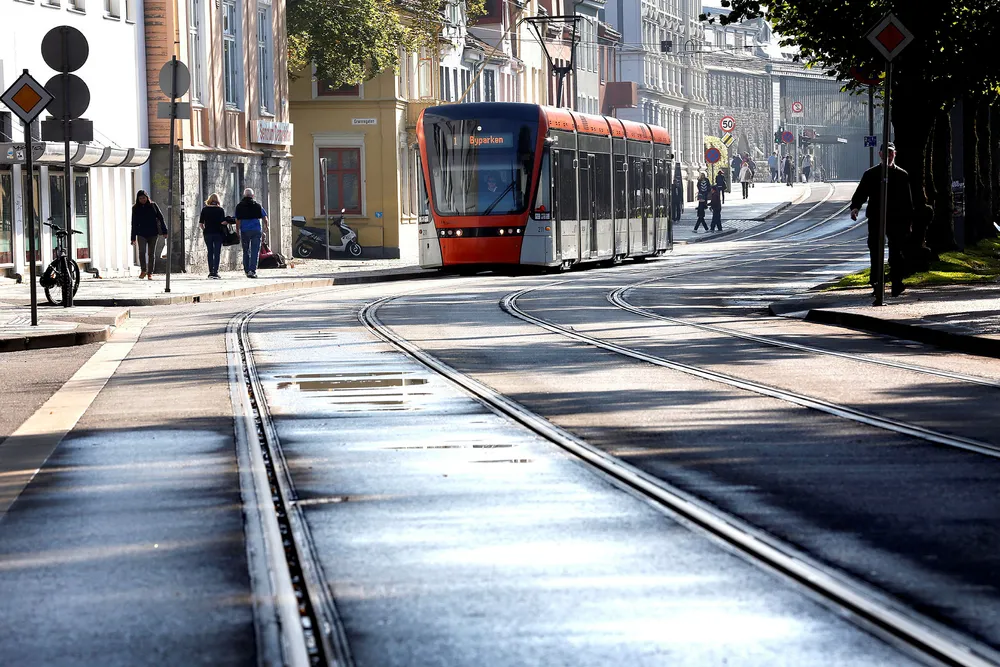 Bybanens første trinn, mellom Bergen sentrum og Nesttun i sør, sto ferdig i 2010, og hadde en kostnad på mer enn to milliarder kroner, skriver innleggsforfatteren. Foto: Hallgeir Vågenes/VG/NTB Scanpix