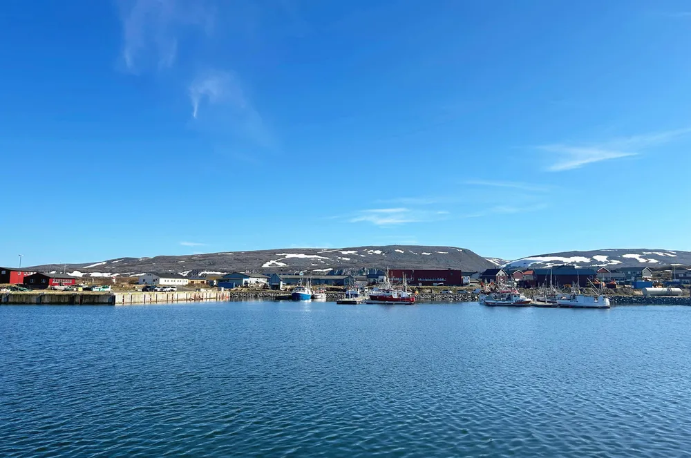 For å holde folk i kystsamfunnene mener Steinar Eliassen at det ikke bør gjøres kvote-endringer på mer enn rundt 10 prosent. Berlevåg er et av stedene langs kysten som er sterkt preget av kvotenedgang.