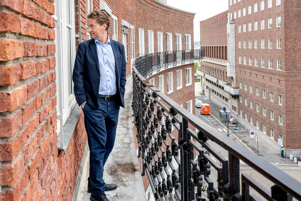 Konsernsjef Eilert Hanoa kan vise til sterk inntektsvekst i første kvartal. Her avbildet ved kontorene ved rådhuset.
