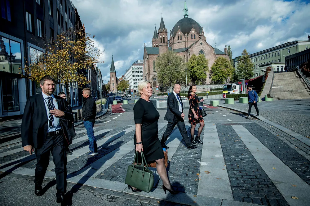 Finansminister Siv Jensen på vei ut fra en pressekonferanse om statsbudsjettet. I 2019 legger regjeringen opp til ny rekord for bruk av oljeinntekter.
