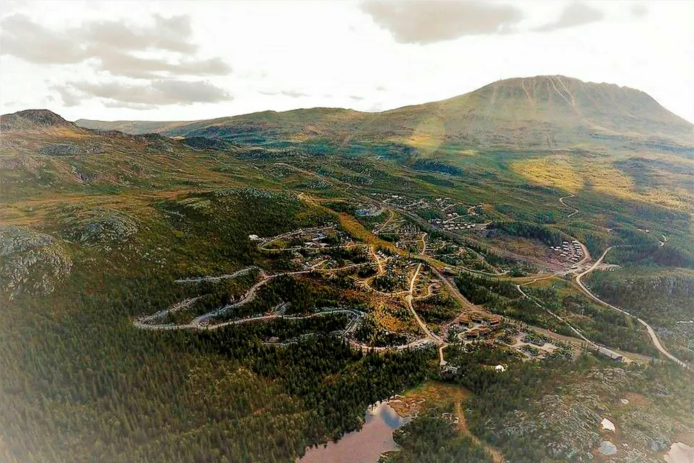 Tv-kjendis Hallvard Flatland og eiendomsutvikler Anders Buchardt har igjen fått fart på salget av hyttetomter ved foten av Gaustatoppen. Foto: Brødrene Alseth as